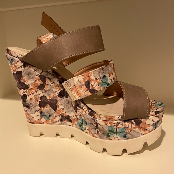 Platform - Picture 2 of 7